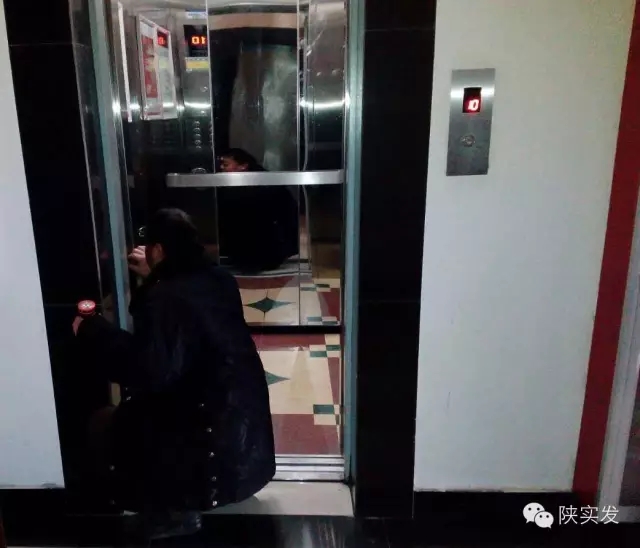 检查电梯.webp.jpg